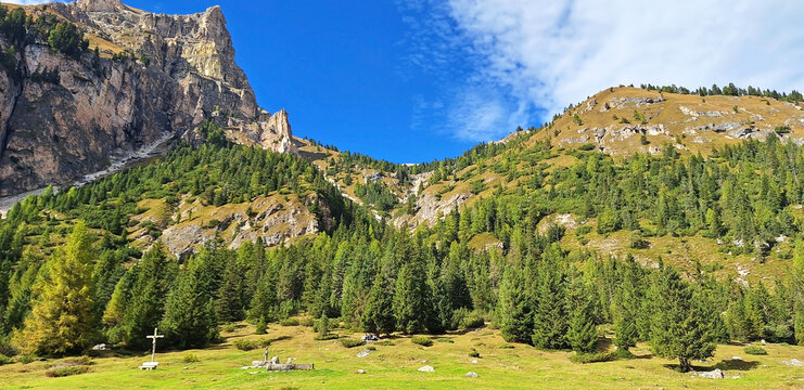 The winding Vallunga hiking trail among the rocks in the Puez Geisler nature park in Selva. Panorama.
