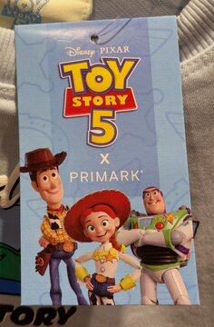 Etiqueta de cart&oacute;n con los personajes Woody, Buzz Lightyear y Jessie de la pel&iacute;cula Toy Story 5, de Disney Pixar, en camiseta de Primark, Madrid, Espa&ntilde;a, 7 de julio de 2026