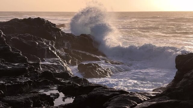 Brandungswellen in Zeitlupe an der Westk&uuml;ste der Insel Fuerteventura, Vulkank&uuml;ste, Atlantik, Meer, Reise, Naturerlebnis