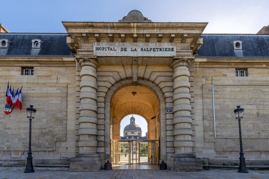 Paris, France - 14 octobre 2026: Entr&eacute;e historique de l'h&ocirc;pital de la Salp&ecirc;tri&egrave;re,  h&ocirc;pital de l'Assistance publique - H&ocirc;pitaux de Paris (AP-HP) situ&eacute; dans le 13&egrave;me arrondissement de Paris