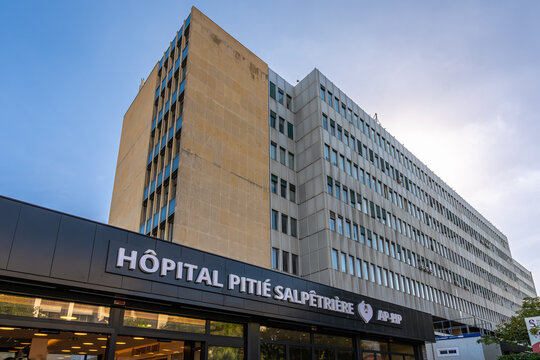 Paris, France - 14 octobre 2026: Enseigne et b&acirc;timent de l'h&ocirc;pital de la Piti&eacute;-Salp&ecirc;tri&egrave;re,  h&ocirc;pital de l'Assistance publique - H&ocirc;pitaux de Paris (AP-HP) situ&eacute; dans le 13&egrave;me arrondissement de Paris