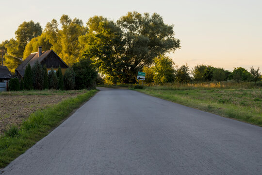 Udzic&oacute;w &ndash; skraj urokliwej wsi położonej wśr&oacute;d drzew i łąk; p&oacute;źne lato, tuż przed zapadnięciem zmroku. Wiejska droga , otoczona p&oacute;źnoletnią roślinnością, prowadzi w stronę skupiska drzew. 
