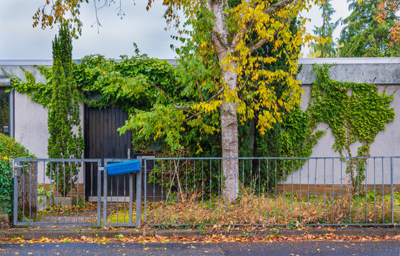 Wohnen ist teuer aber viel H&auml;user verkommen weil sie schon lange unbewohnt sind, an der Hauptstra&szlig;e mit Vorgarten und B&auml;umen