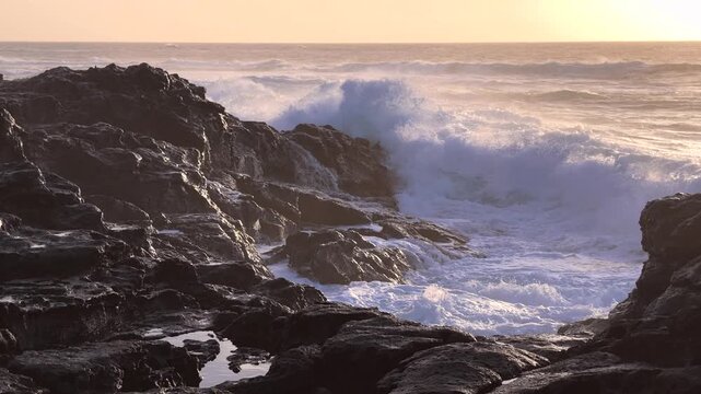  Brandungswellen in Zeitlupe an der Westk&uuml;ste der Insel Fuerteventura, Vulkank&uuml;ste, Atlantik, Meer, Reise, Naturerlebnis