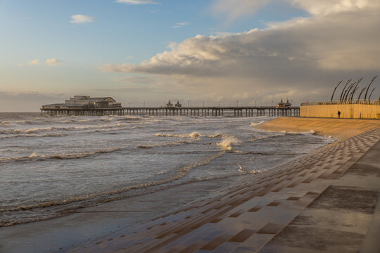 blackpool-north-pier-waves-and-curved-steps