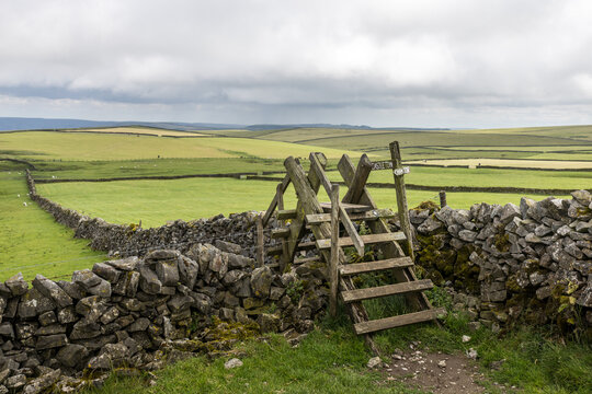 peak-district-wooden-stile-and-green-fields