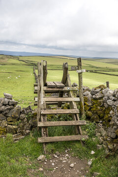 wooden-stile-castleton-mam-tor-signpost