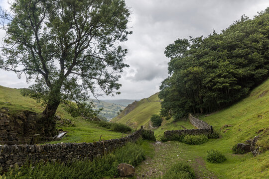 cave-dale-castleton-path-and-stone-walls