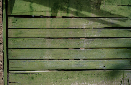 Fondo de textura de tablas de madera verde desgastada horizontales con sombras naturales
