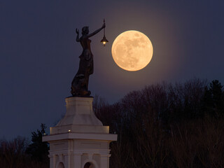 Full moon and a sculpture with a lantern © Andrei