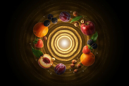 Composition circulaire de fruits frais, baies et noix autour d'une lumi&egrave;re dor&eacute;e sur fond sombre