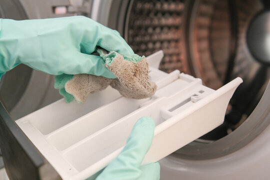 Washing machine cleaning, cleaning a removed detergent drawer, household cleaning routine and laundry appliance maintenance