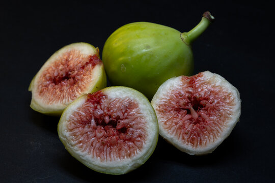 One of the most prized varieties of cultivated fig: the white Dottato fig.