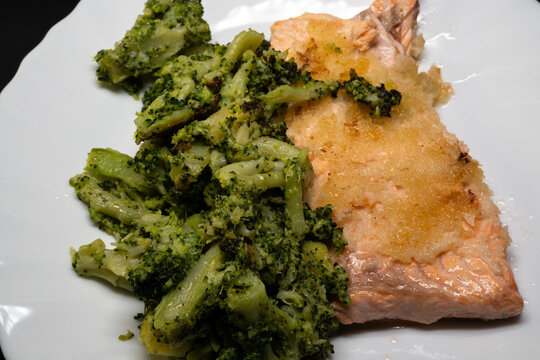 Pan-gratin&eacute;ed salmon fillet with a side of saut&eacute;ed broccoli