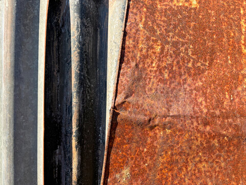Fondo compuesto por l&aacute;minas de hierro ondulado y metal oxidado y chapas fijadas entre s&iacute; IMG_9610-as26