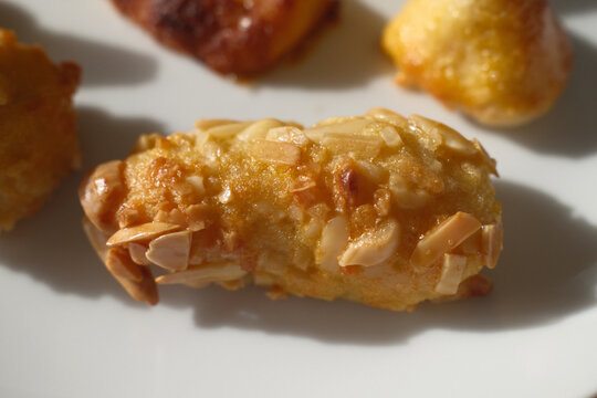 Traditional Catalan Panellets &ndash; Handmade Almond and Pine Nut Pastries for All Saints' Day