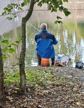 Angler im Haynspark in Hamburg-Eppendorf