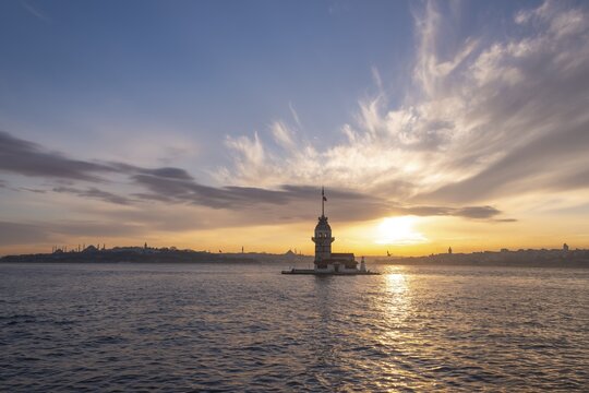 Lighthouse, Leander's Tower or Girls' Tower, Kız Kulesi, at sunset, island in the Bosporus, &Uuml;sk&uuml;dar, Istanbul, Turkey
