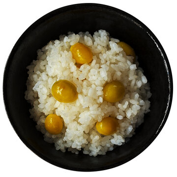 銀杏ご飯 1杯の切り抜き。大粒のぎんなんをのせて香ばしく炊き上げた秋の味覚の炊き込みご飯フード素材 俯瞰