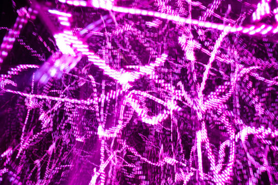 Lila LEDs in Bewegung im schwarzen Hintergrund