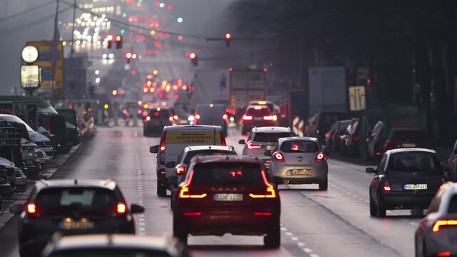 Many headlights and tail lights of cars can be seen on the busy Kaiserdamm and Bismarckstra&szlig;e during the morning rush hour in misty winter weather, Berlin, 20.01.2025