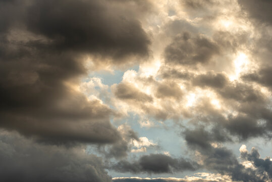 cielo tormentoso, nubes oscuras, cielo dram&aacute;tico, nubes de tormenta, rayos de sol, luz entre las nubes, atardecer, cielo nublado, paisaje atmosf&eacute;rico, naturaleza, clima, tormenta, formaci&oacute;n de nubes, 