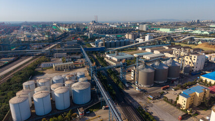 Large-scale grain storage silos and conveyor belts at port terminals © Zhaorui
