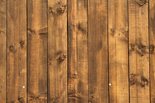 Textura de fondo de tablas de madera caf&eacute; r&uacute;stica dispuestas en vertical