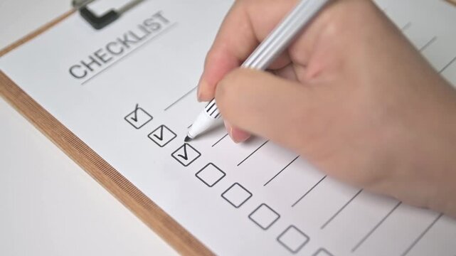 클립보드에 있는 체크리스트 항목에 펜으로 체크 표시를 하고 있는 사람의 클로즈업, 비즈니스 계획 개념.