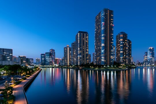 東京湾岸の超高層マンション群が水面に映る都会の夜景