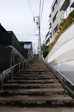 住宅街にある長い階段と電柱