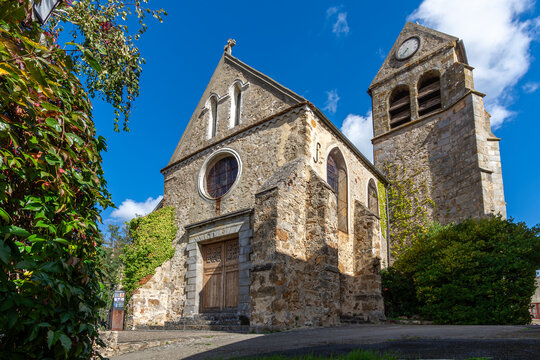 Vue ext&eacute;rieure de l'&eacute;glise catholique Saint-Rigomer et Sainte-Tenestine, construite au 13&egrave;me si&egrave;cle dans la commune de Vauhallan, France, dans le d&eacute;partement de l'Essonne, en r&eacute;gion Ile de France