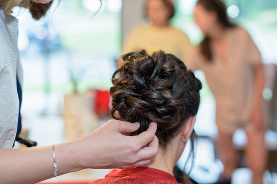 Coiffeuse, coiffure et chignon de mariage	
