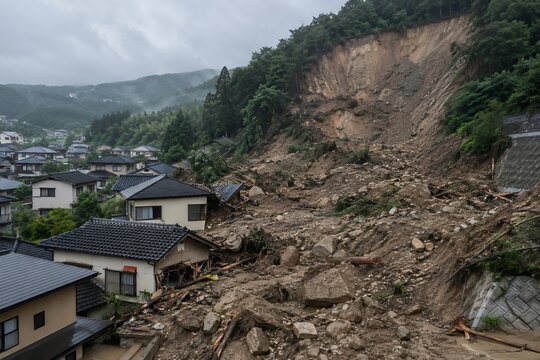 大雨で土砂災害が発生し家屋が埋没した被災現場
