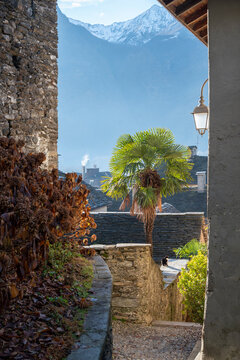 Italia; Vogogna; Europa. Panorama del castello medievale. Fortificazione a difesa della valle tra cielo e montagne, Costruzione storica, antica, della cultura Italiana.