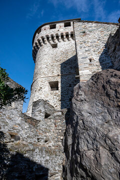 Italia; Vogogna; Europa. Panorama del castello medievale. Fortificazione a difesa della valle tra cielo e montagne, Costruzione storica, antica, della cultura Italiana.