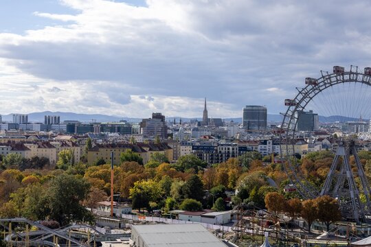 Panorama von Wien mit dem ber&uuml;hmten Riesenrad des Praters rechts im Vordergrund