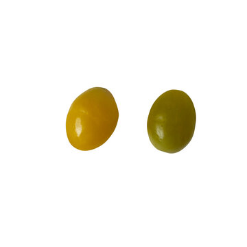 ぎんなん 2粒の切り抜き。殻を剥いたつやつやとした翡翠色が美しい生の銀杏・野菜フード素材 俯瞰