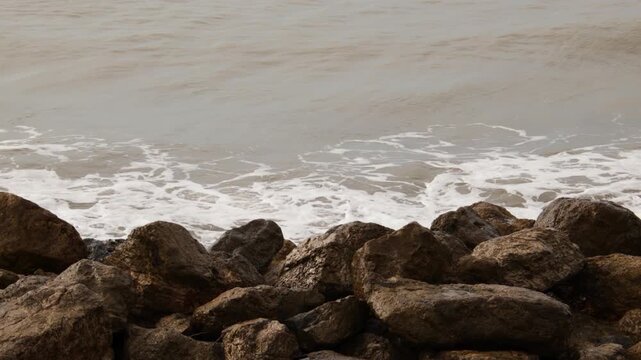 des vagues puissantes frappant les rochers