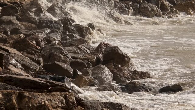 des vagues puissantes frappant les rochers