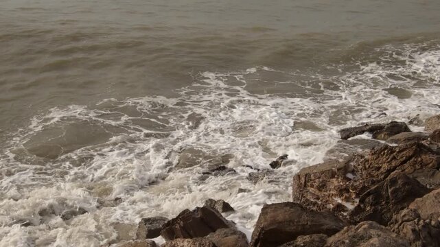 des vagues puissantes frappant les rochers