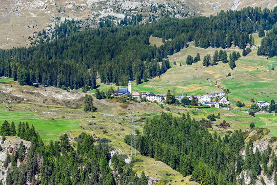Ftan, Dorf, Kirche, Engadiner Dorf, Engadiner H&auml;user, Wanderweg, Unterengadin, Alpen, Herbst, Herbstsonne, Wanderferien, Nationalpark, Graub&uuml;nden, Schweiz