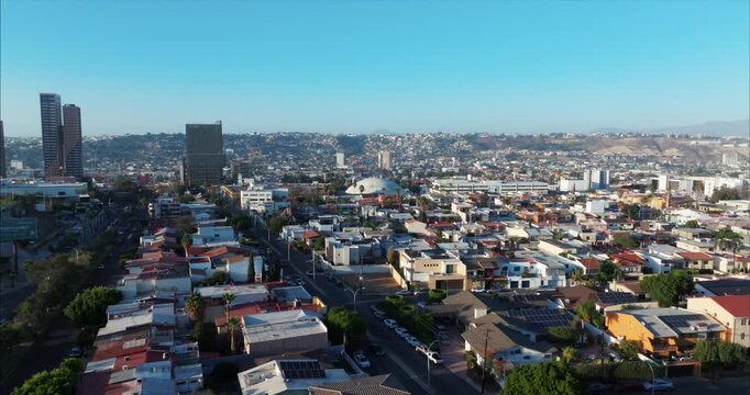 Vista a&eacute;rea de Tijuana desde la colonia hip&oacute;dromo en un d&iacute;a soleado con atardecer con un ligero paneo, con el Auditorio de Tijuana a lo lejos