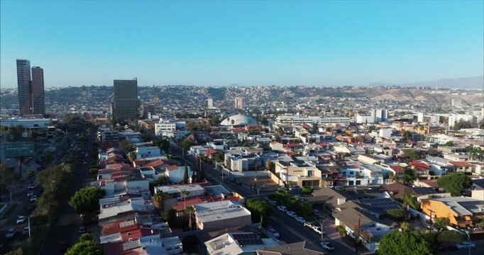Toma a&eacute;rea de Tijuana vista desde la colonia hip&oacute;dromo en un atardecer