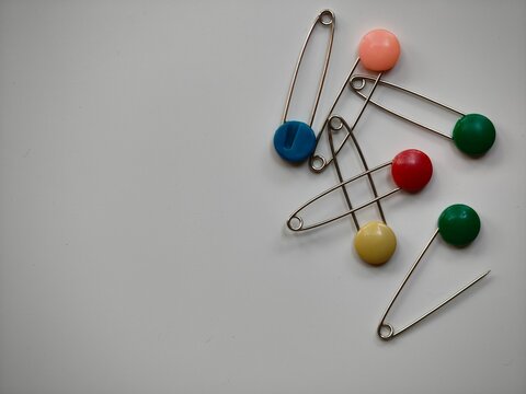 A colored head safety pin is a variation of traditional safety pin that features a colorful plastic. It is commonly used for sewing, crafting,securing garments or safety fastening cloth diapers.