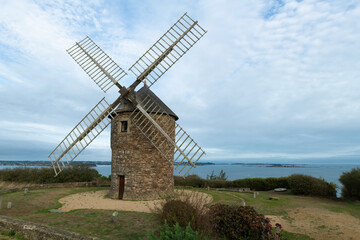 moulin à vent de Craca à Plouézec - Bretagne © aquaphoto