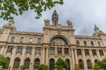Façade monumentale du palais des communications et de la poste de Valence sur la place de la mairie en Espagne © Pierre Violet