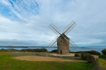 moulin à vent de Craca à Plouézec - Bretagne © aquaphoto