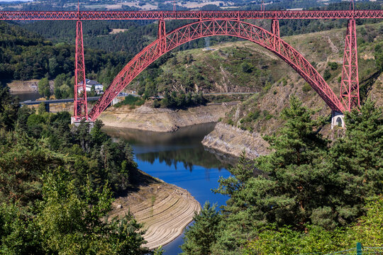 Gabarit viaduct, a railway bridge constructed by Gustav Eiffel, seen from the stop along the autoroute A75 (Cantal); drought clearly visible in the lower reservoir