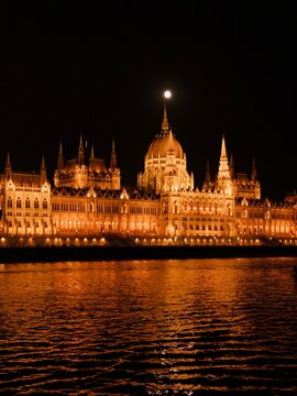hungarian parliament at night